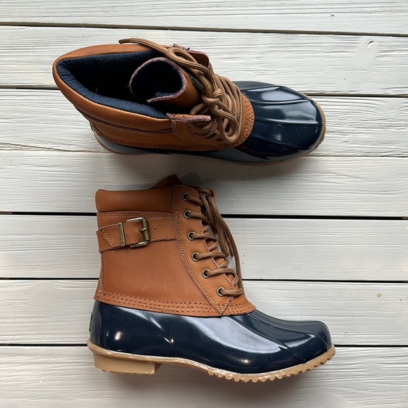NWOB Bass Leather Duck Boots Light Brown/Navy size 8 - Picture 1 of 5